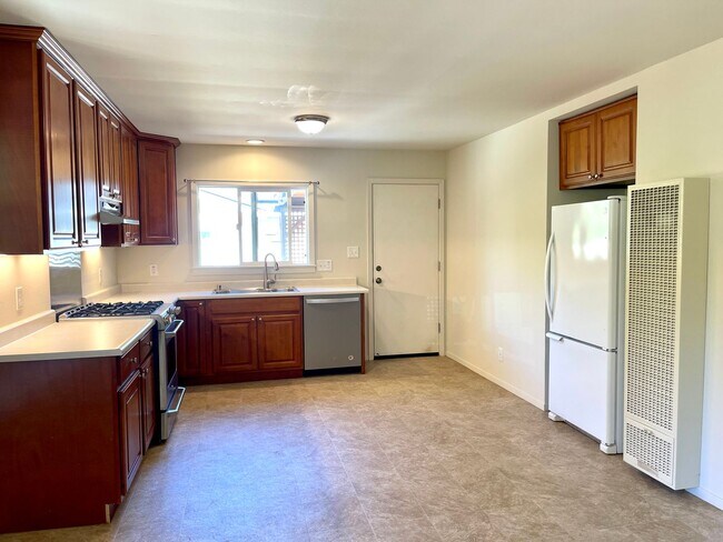 Building Photo - Charming two bedroom home in Mirabel Heights!