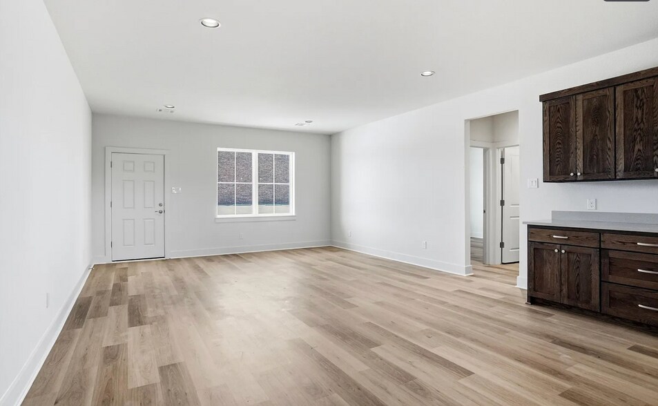 Building Photo - 307 Railroad Ave