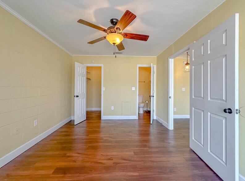 Building Photo - 2241 W Pensacola St