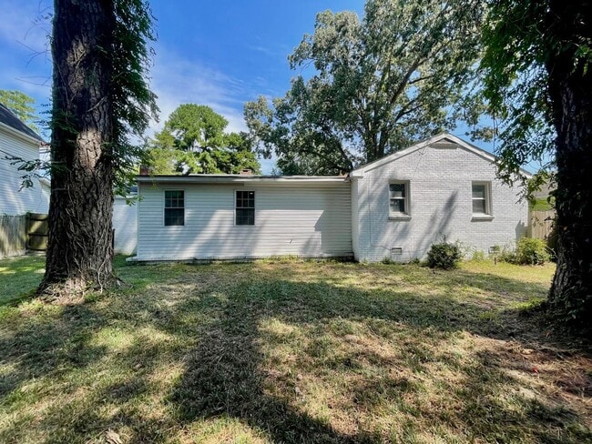 Building Photo - 3561 Champlain Ln