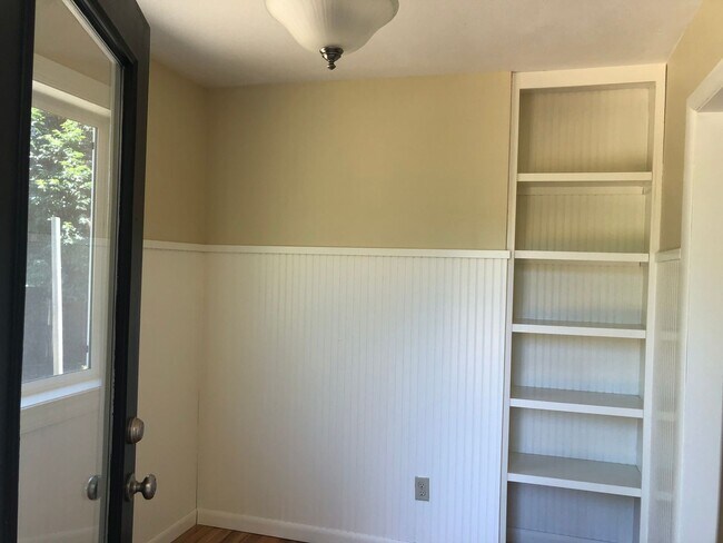 Building Photo - Live Large in the Heart of NW Corvallis!