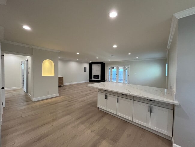 Building Photo - Upgraded + freshly prepped 3+2.5 in Granad...