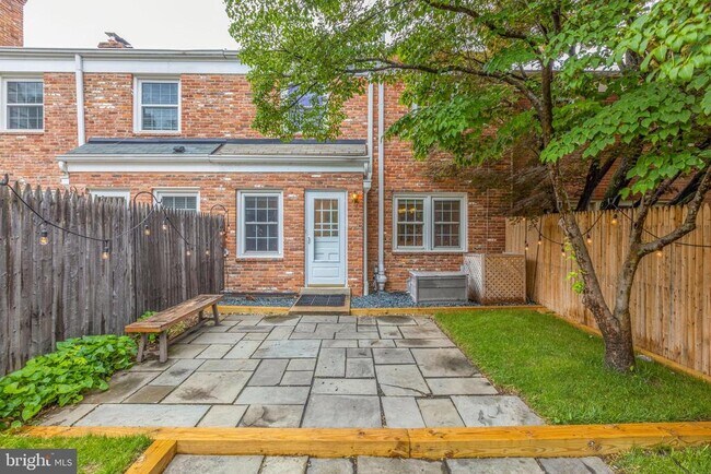 Building Photo - 6813 Market Square Dr