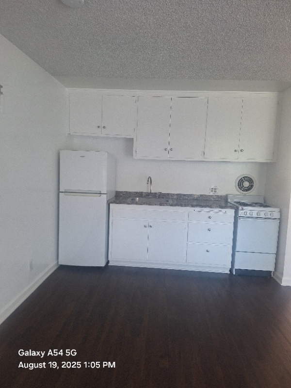 Building Photo - 609 De La Vina St