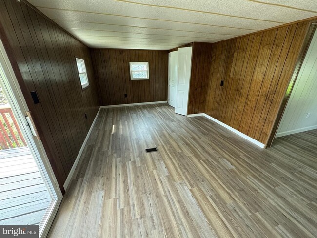 Building Photo - Coming Soon - 3 Bedroom 1.5 Bath Home - Hi...