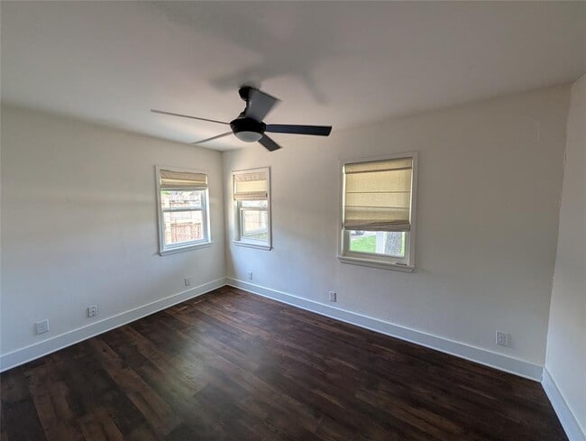 Building Photo - 400 Zennia St