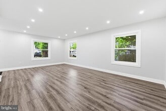 Building Photo - 27 Parkside Cir