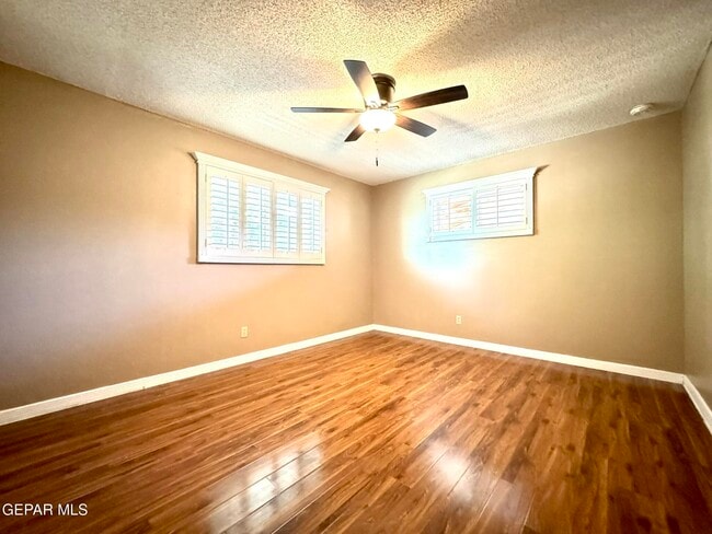 Building Photo - 10288 Lakeview Dr