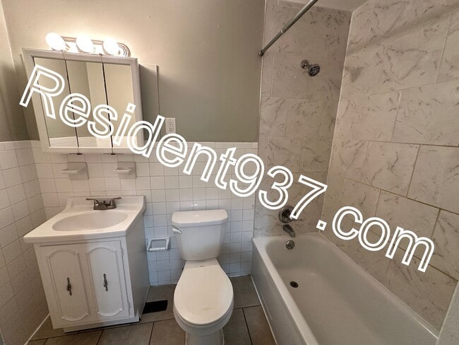 Building Photo - 3 bed 2 bath Home