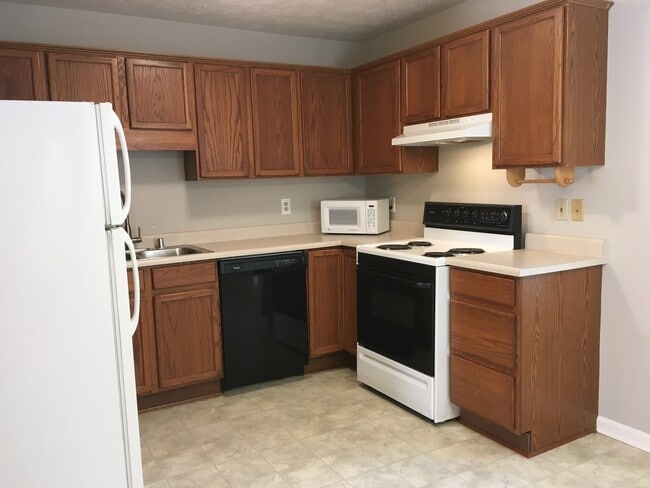 Building Photo - Lovely Townhouse! Fresh Paint, New Carpet, All Electric!  W/D Included, Privacy Fenced Backyard