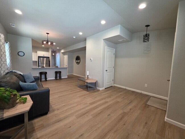 Building Photo - Gorgeous 2 Bed 3 bath Town Home In Lorson Ranch!!
