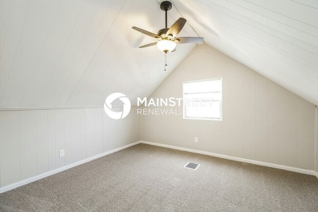 Building Photo - 4 Bedroom Pet-Friendly Home in Cincinnati, OH with Main Street Renewal