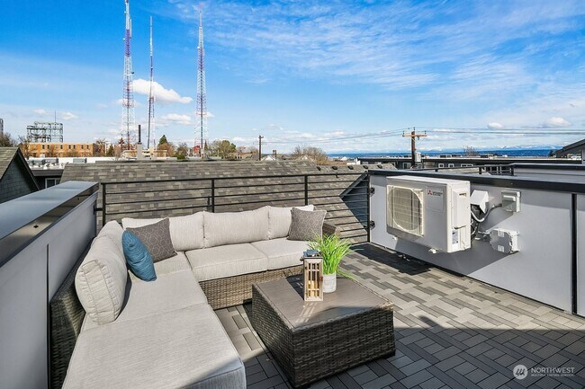 Building Photo - Modern 2 bed 2 bath town house available for move NOW