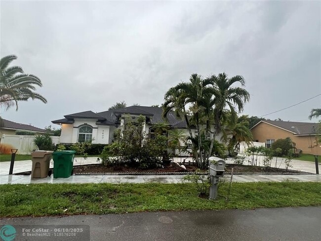 Building Photo - 7400 SW 37 Ct