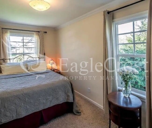 Building Photo - Charming Two Bedroom House with Bonus Room & Large Fenced Yard