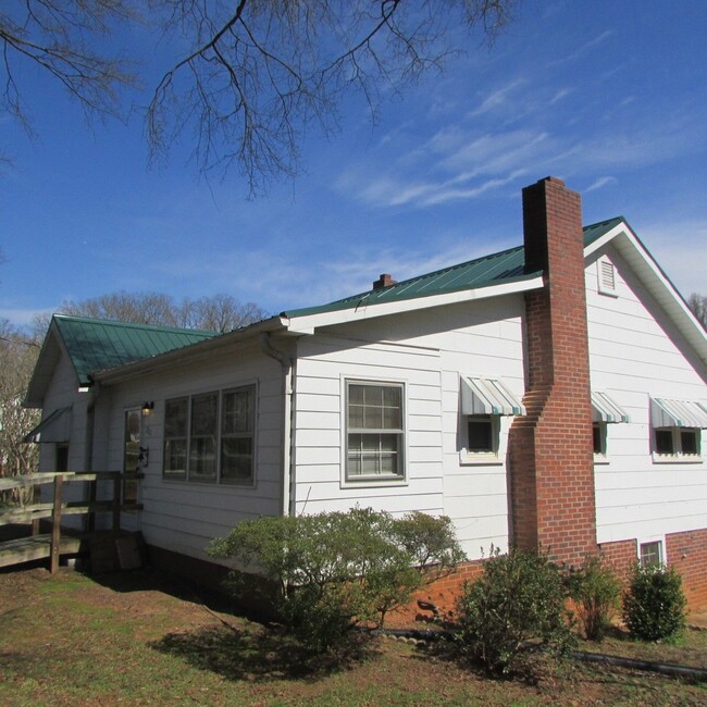 Building Photo - Two bedroom home in Charlotte - Spacious h...