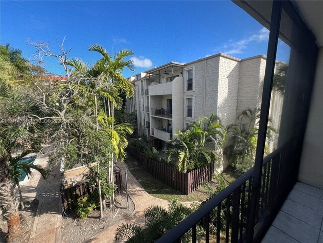 Building Photo - 6900 N Kendall Dr