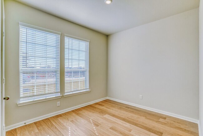 Building Photo - 409 Mustang Trot Dr