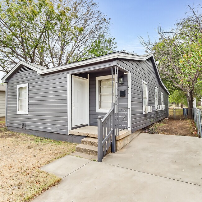 Building Photo - 1714 NW Dallas St