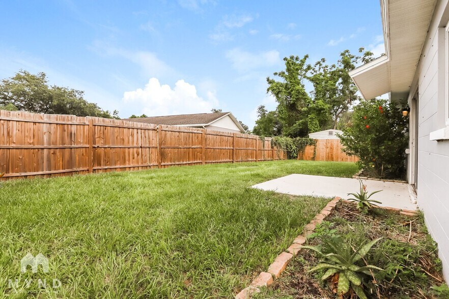 Building Photo - 305 Silver Hill Dr