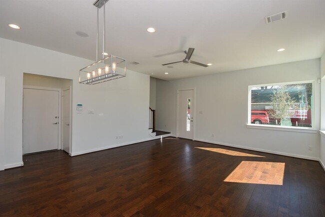 Building Photo - 713 James St