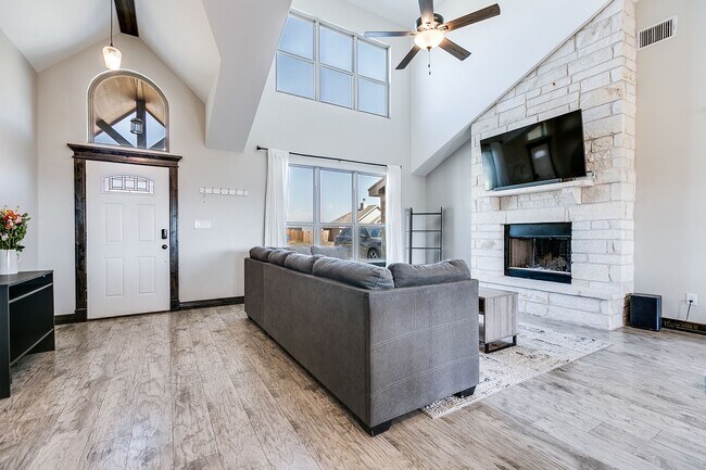 Building Photo - COMING APRIL 2026 - Beautiful Home in Buffalo Heights!