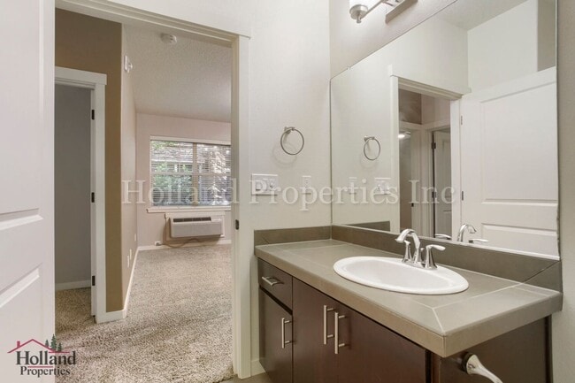 Building Photo - 670 NE Roydon Ln