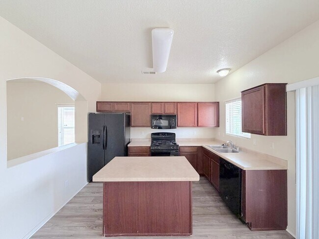 Building Photo - Beautiful 3 bed 2 bath in SW Albuquerque! Spacious layout. New Flooring! 2 Car Garage. Near 98th ...