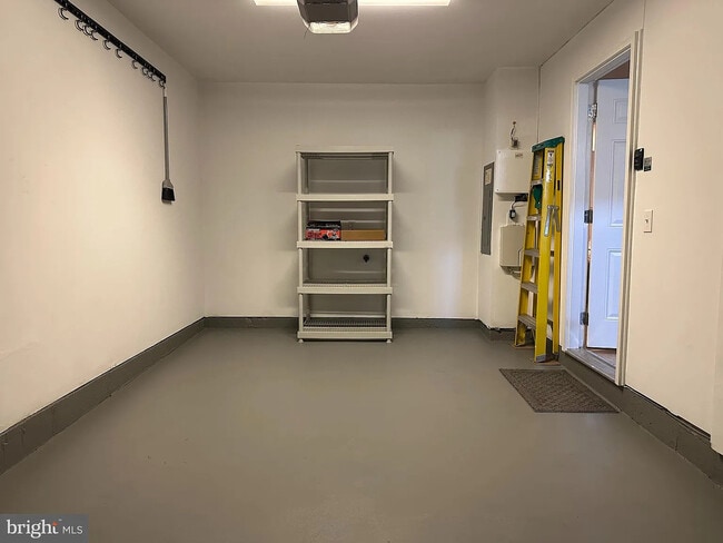 Building Photo - 204 Hudson Dr