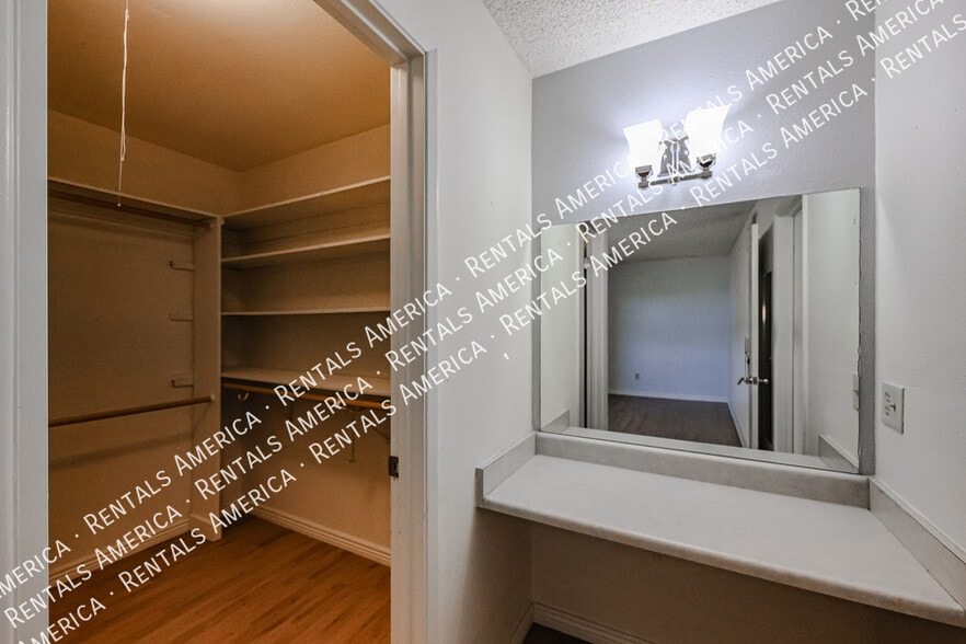 Building Photo - 1052 S San Jose