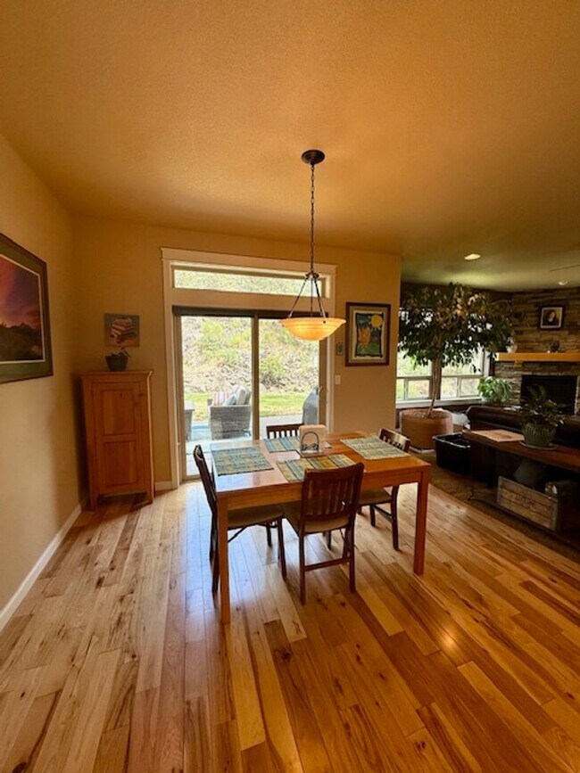 Building Photo - Spacious 3-Bedroom + Bonus Room Home in La...