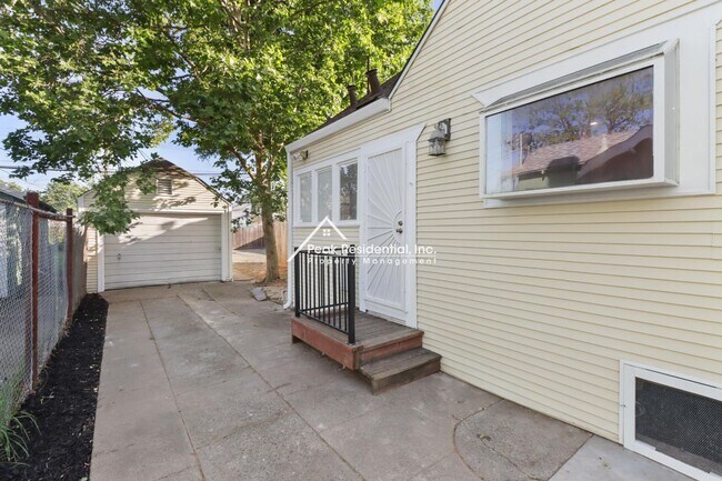 Building Photo - 1812 El Monte Ave