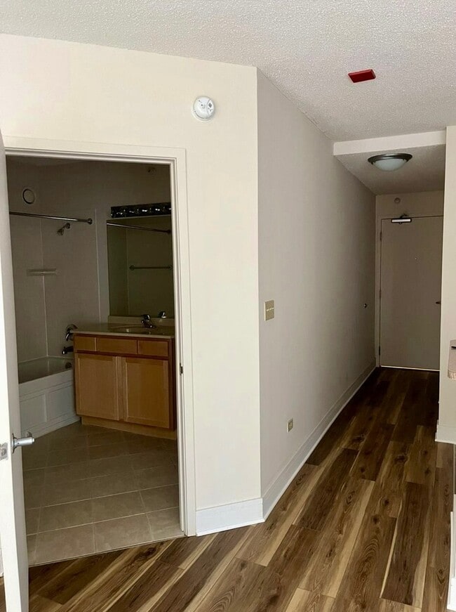 Building Photo - 222 N Columbus Dr