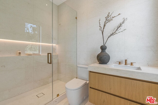 Building Photo - 1205 Las Lomas Pl