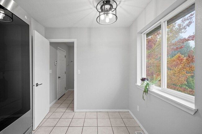 Building Photo - Spacious Latah Valley Home - Gated Community