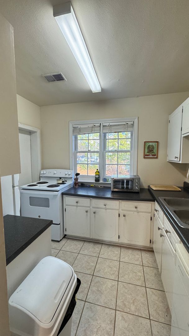 Building Photo - Near Sororities! - 2 Bed/1 Bath Flat on Baxter