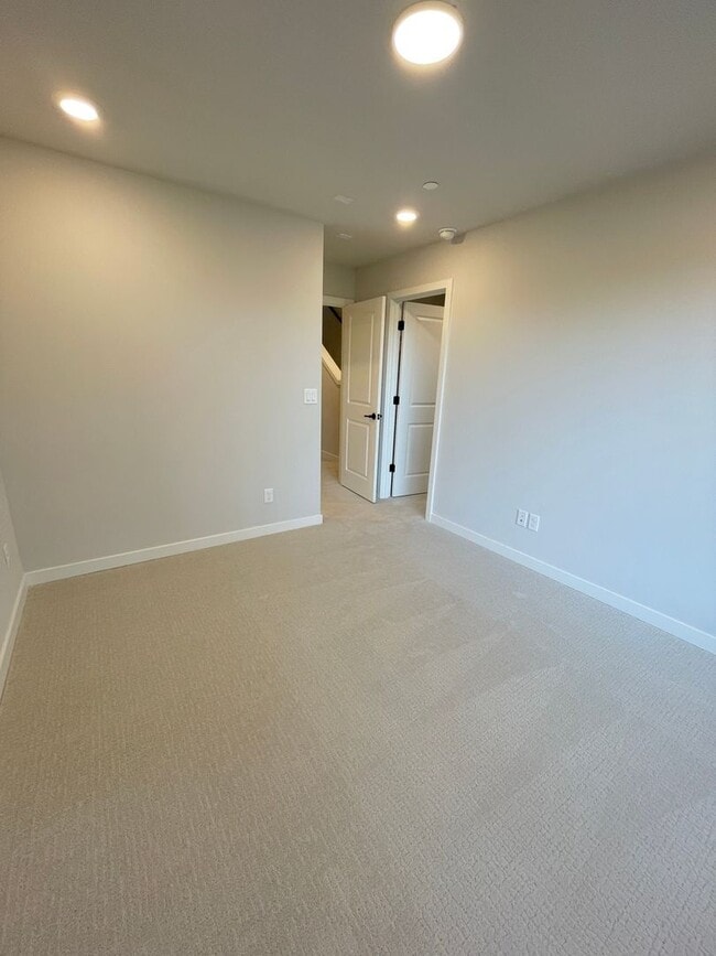 Building Photo - 3bd/3.5ba Shoreline Townhome