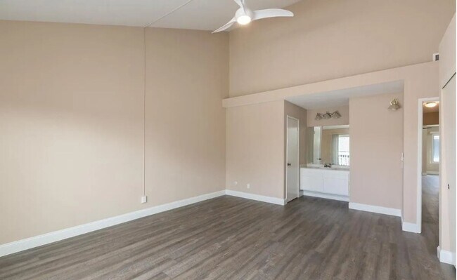 Building Photo - Spacious Carlsbad Condo Walking distance t...