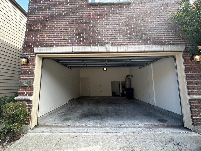 Building Photo - 5151 Oasis Park Ln