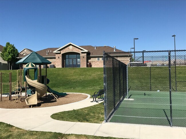 Building Photo - Beautiful 4 bedroom Riverton Townhome for ...