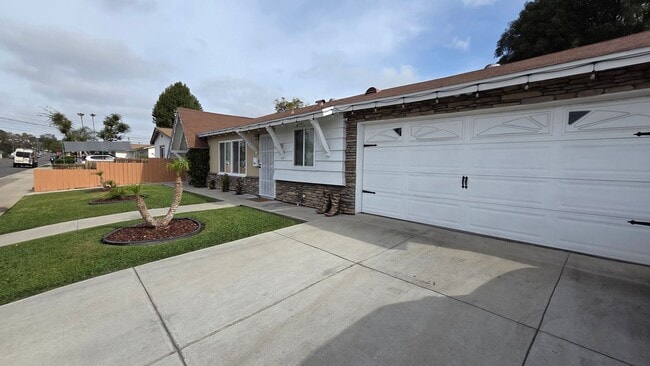 Building Photo - Spacious 3 bed 1 bath with a large backyard! Available 4/1/2026