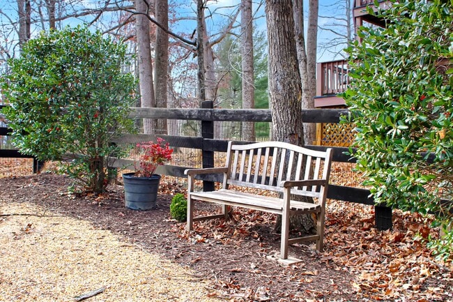 Building Photo - 4 Bedroom on 1 acre