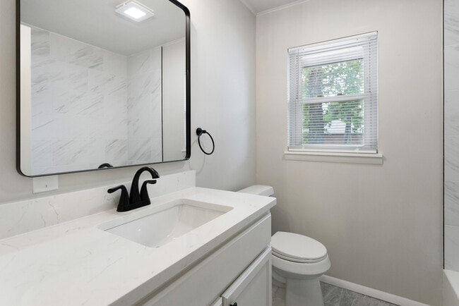 Building Photo - 730 N College St