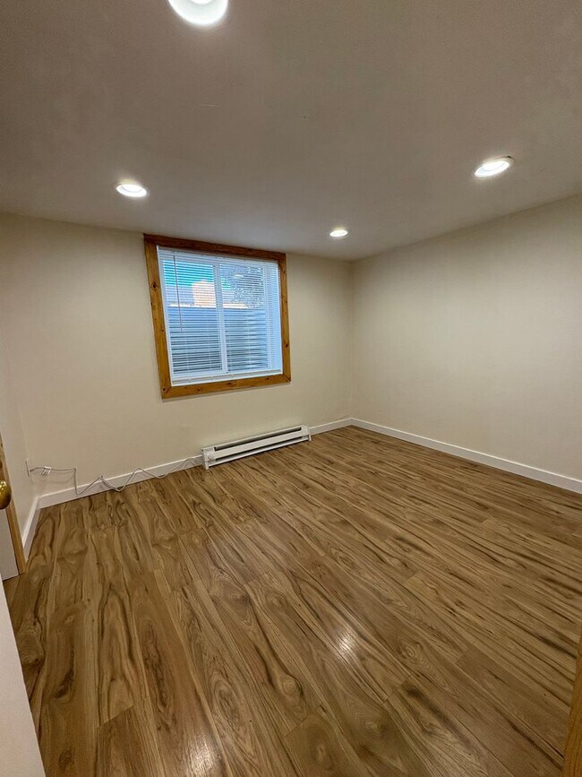 Building Photo - Centrally located 2 bed 1 bath upper level...