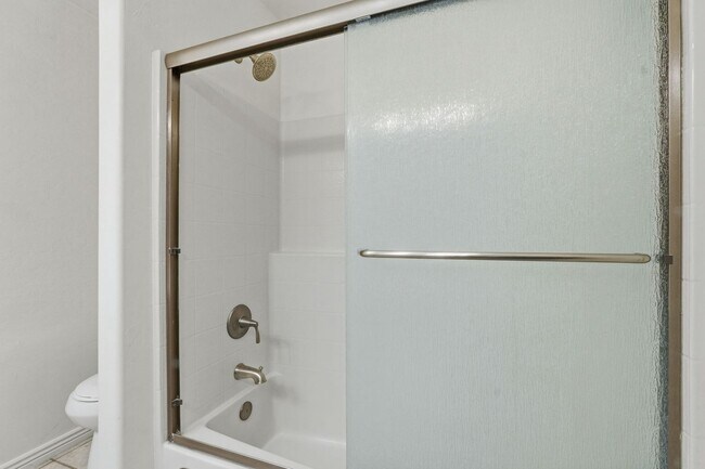 Building Photo - Four beds! Gilbert Location!