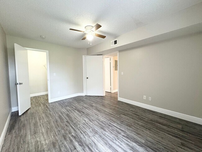 Building Photo - 2/1 Condo in Gated Lakefront Altamonte Com...