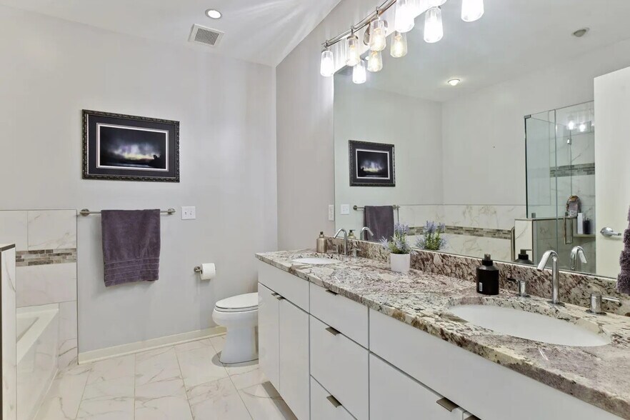 Building Photo - 3116 W Lake St