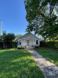 Building Photo - Darling 2 bedroom 1 bath brick cottage Tudor.