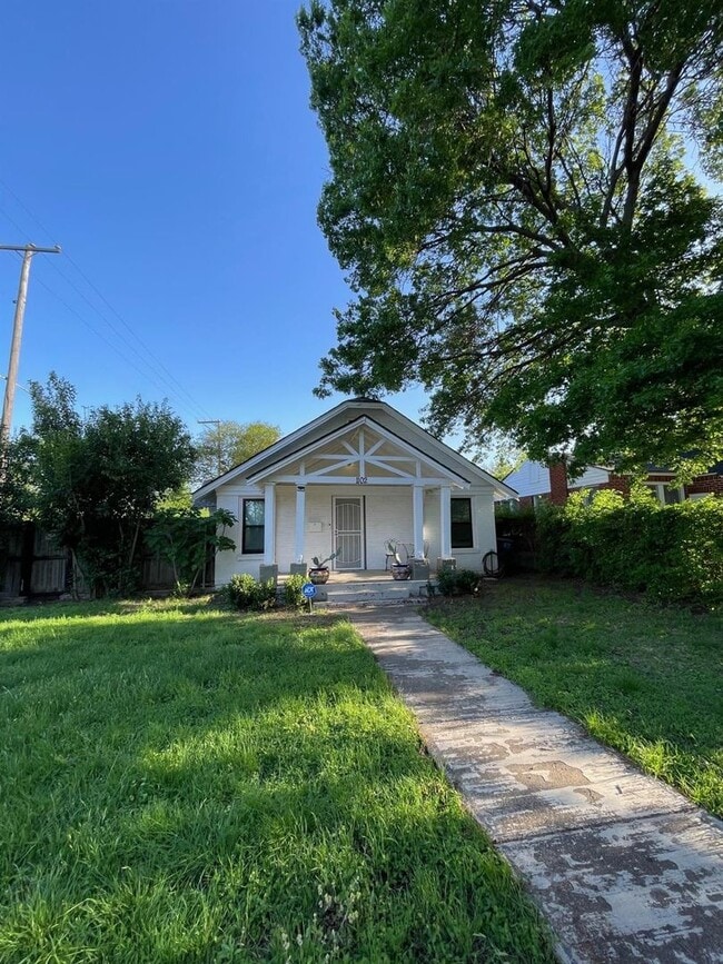 Primary Photo - Darling 2 bedroom 1 bath brick cottage Tudor.