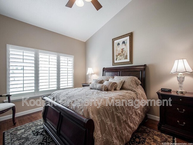 Building Photo - 637 Edgewood Dr